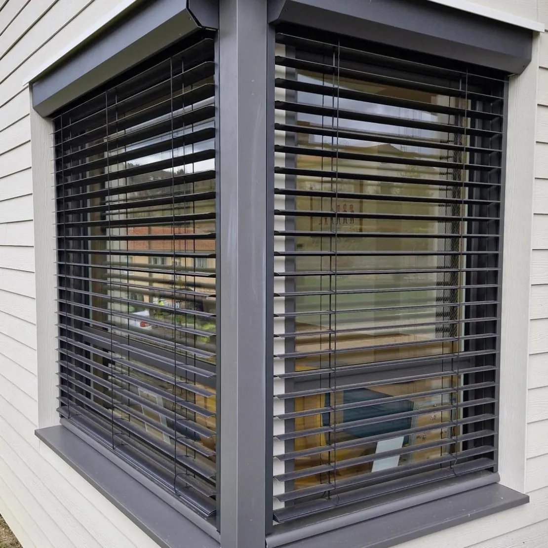 Brise-soleil orientable motorisé sur façade de maison