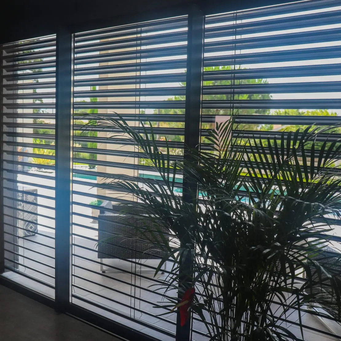 Brise-soleil orientable vu depuis l'intérieur d'une maison