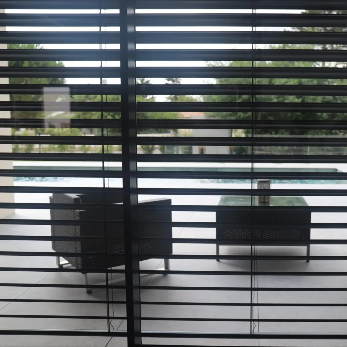 Détail des lames d'un brise-soleil orientable