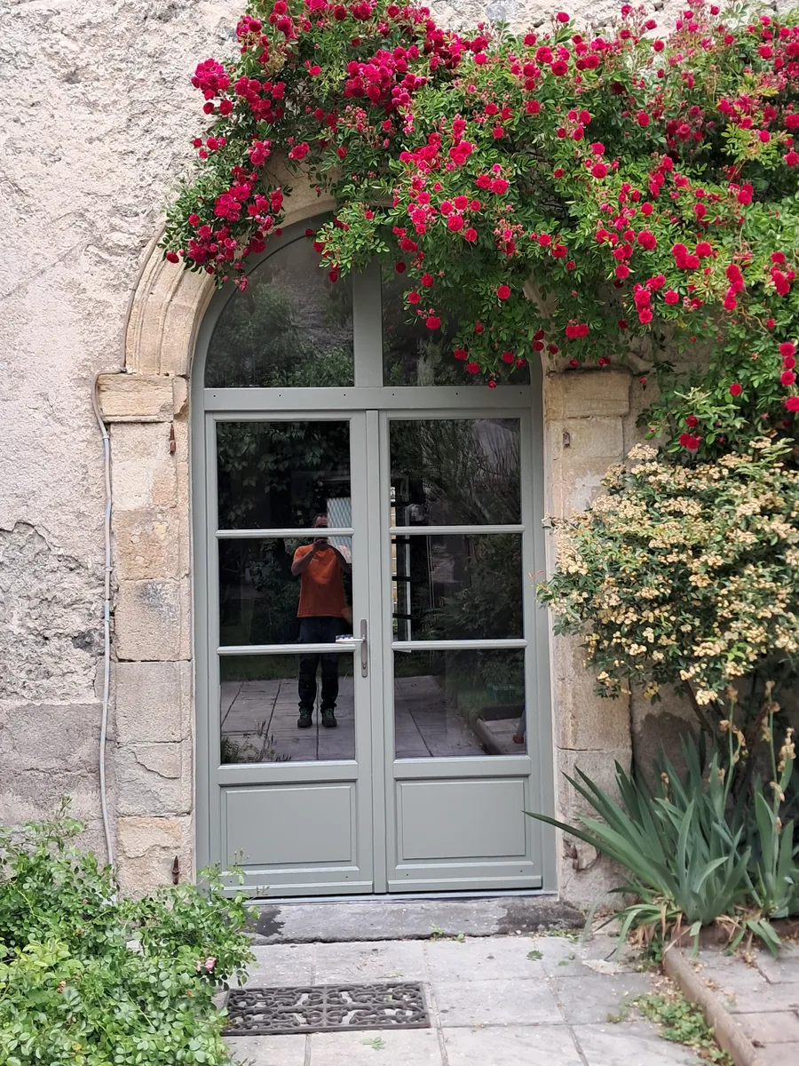 Résultat final d'une fenêtre bois cintrée sur mesure posée dans une bâtisse ancienne en pierre dans le Puy-de-Dôme