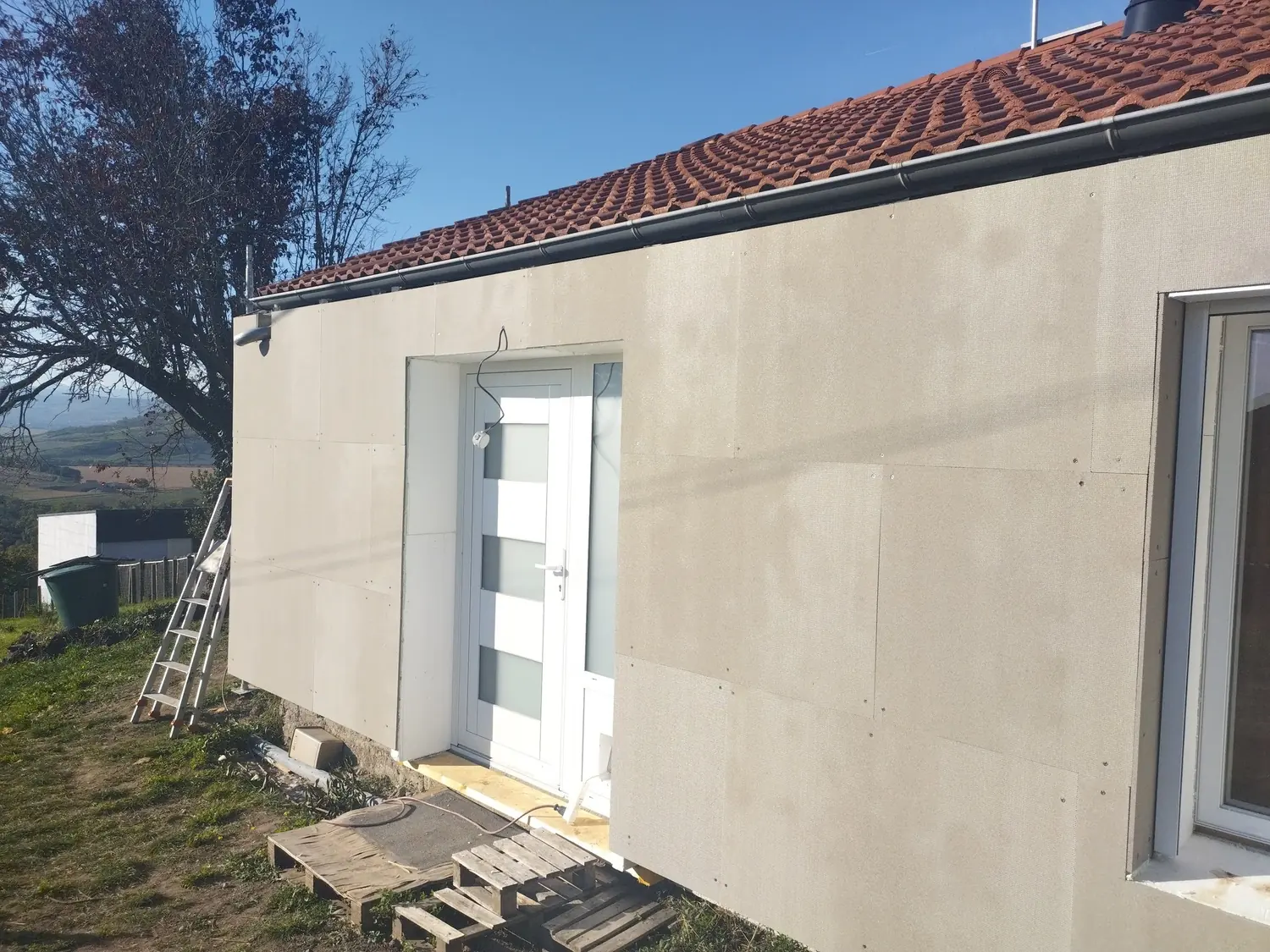 Finition enduit sur façade isolée en rénovation énergétique
