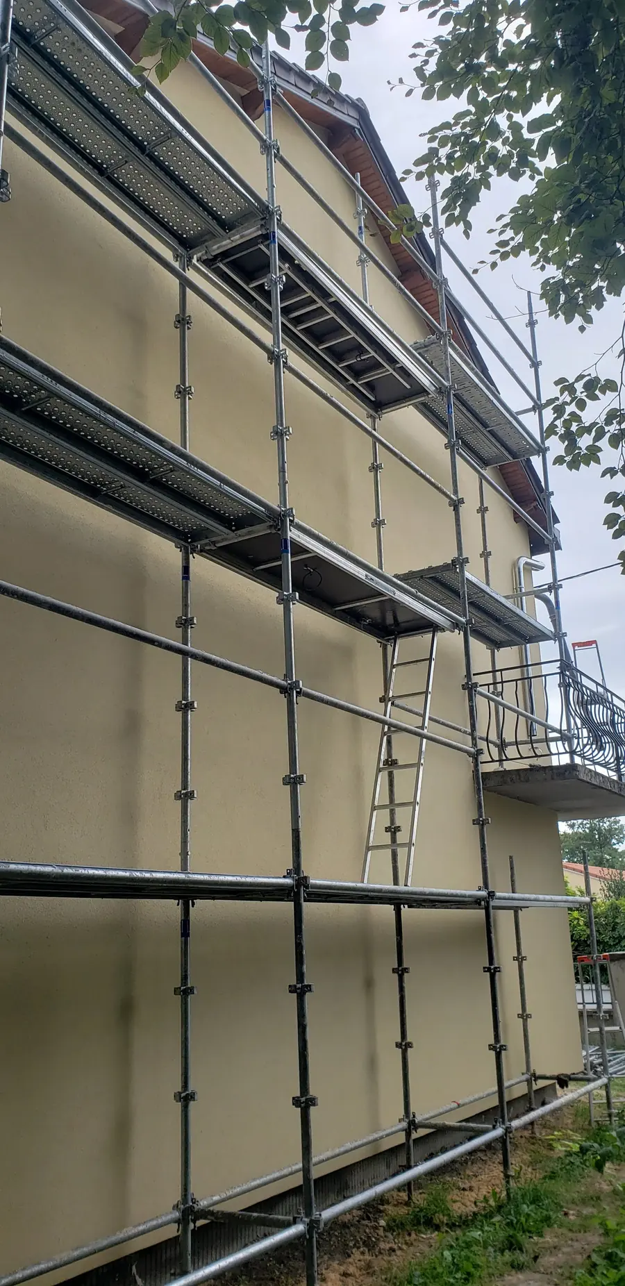 Pignon en cours d'isolation thermique par l'extérieur