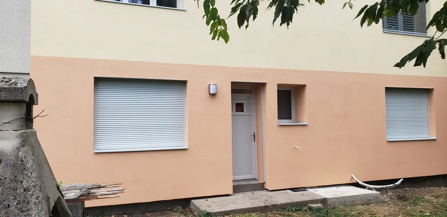 Façade rénovée avec porte de garage remplacée