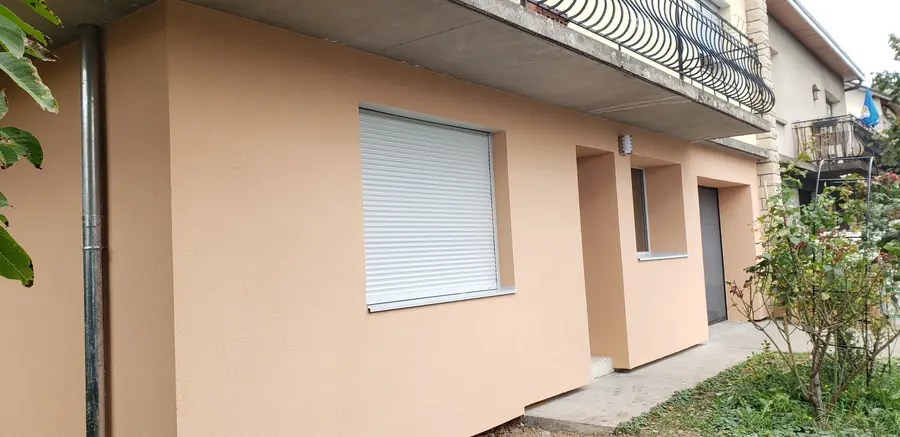 Finitions de façade autour des volets roulants