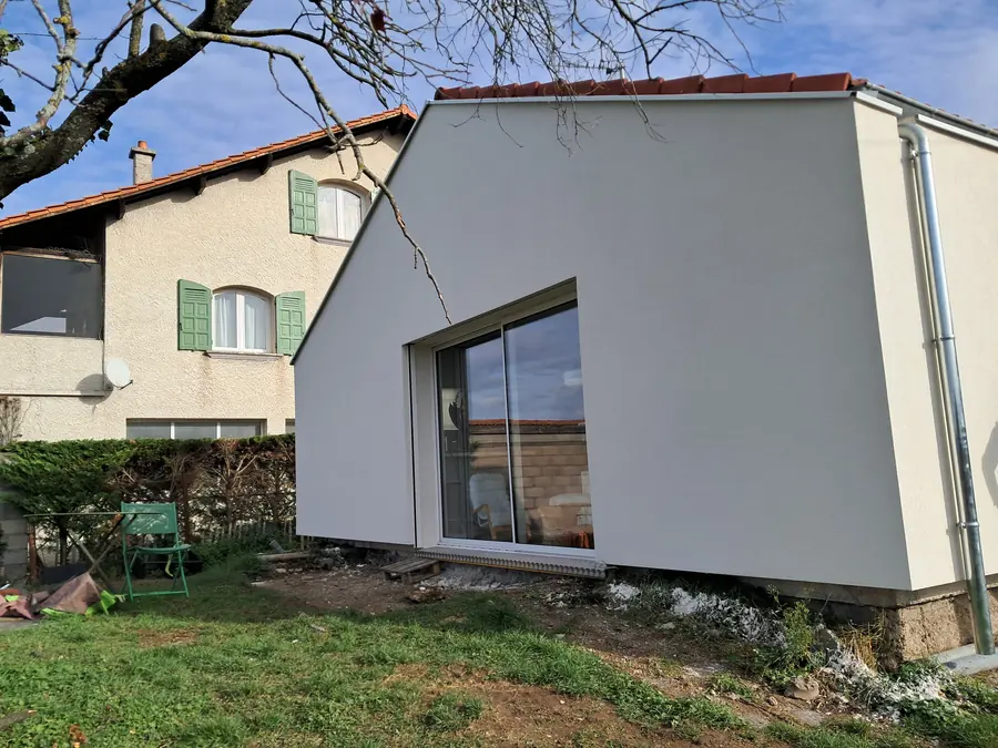 Façade rénovée pendant les finitions
