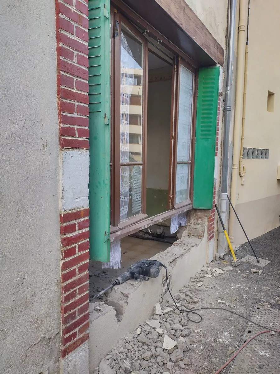 Fenêtres sur façade de maison à Issoire