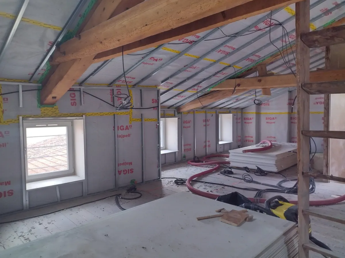 Chantier d'isolation sous toiture par Isovergne