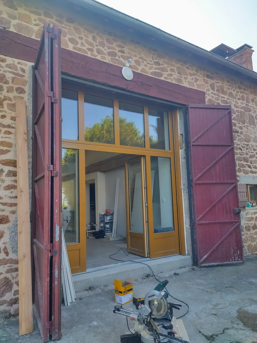 Menuiseries posées dans une maison ancienne