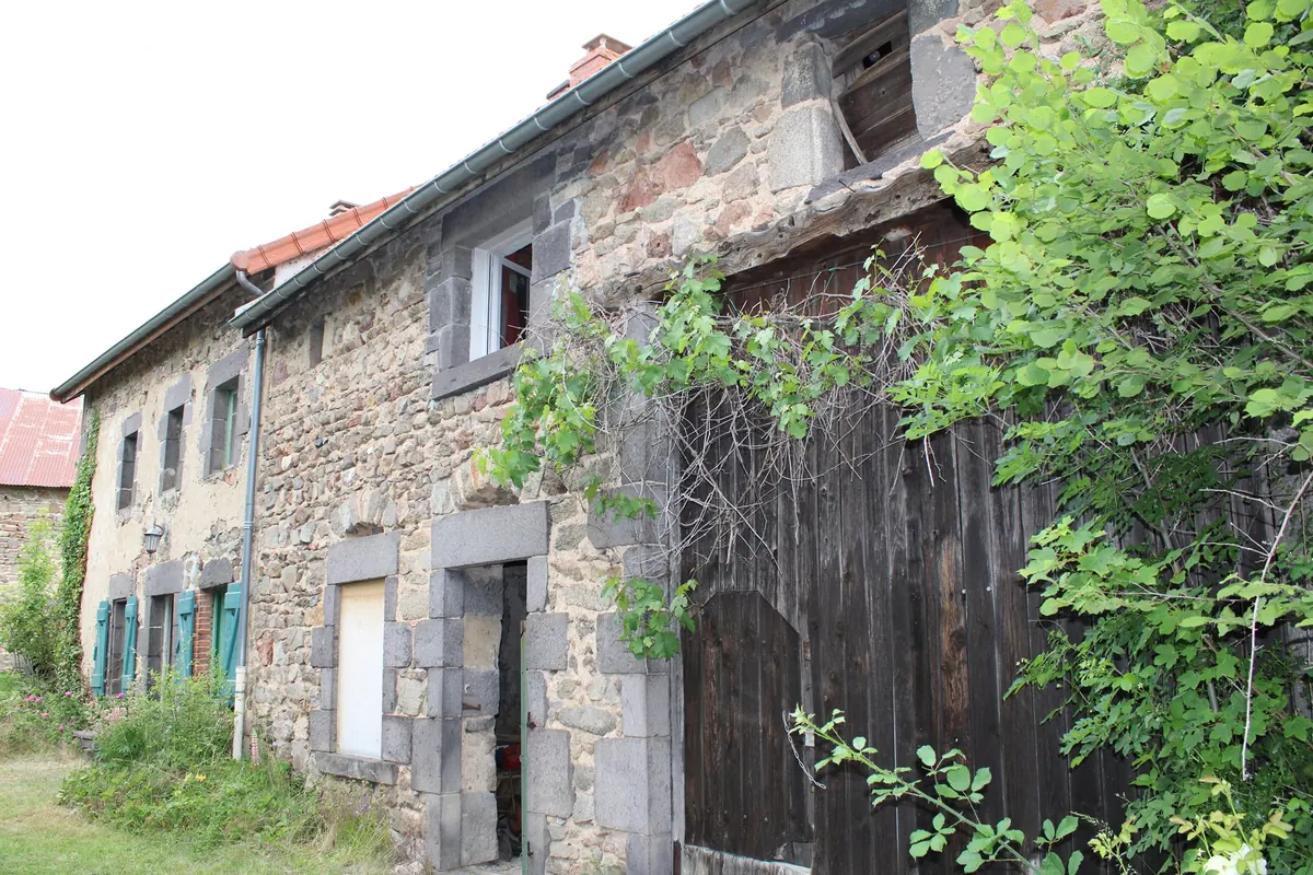 Maison avant remplacement des menuiseries dans le Puy-de-Dôme