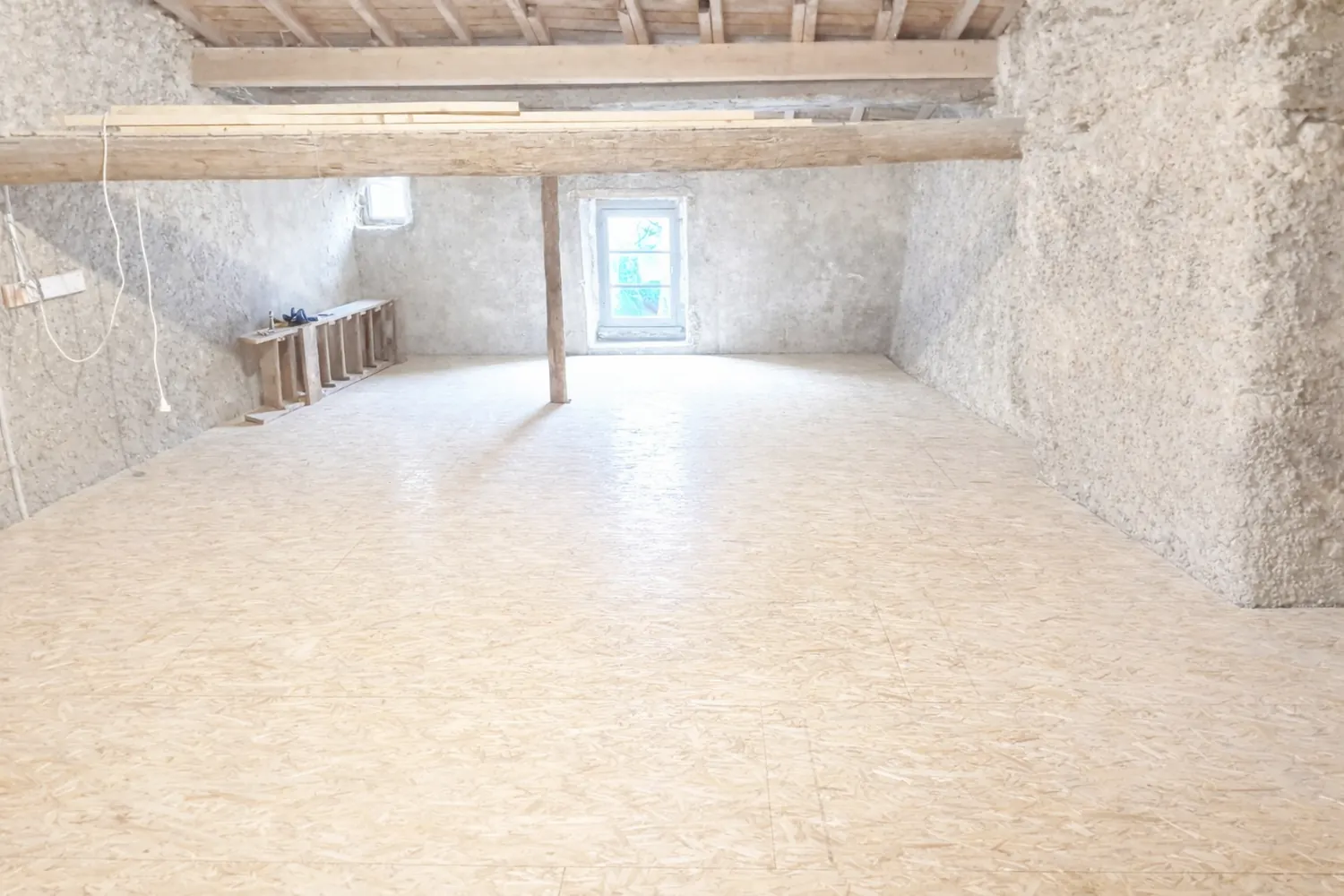 Après travaux avec plancher bois posé dans les combles