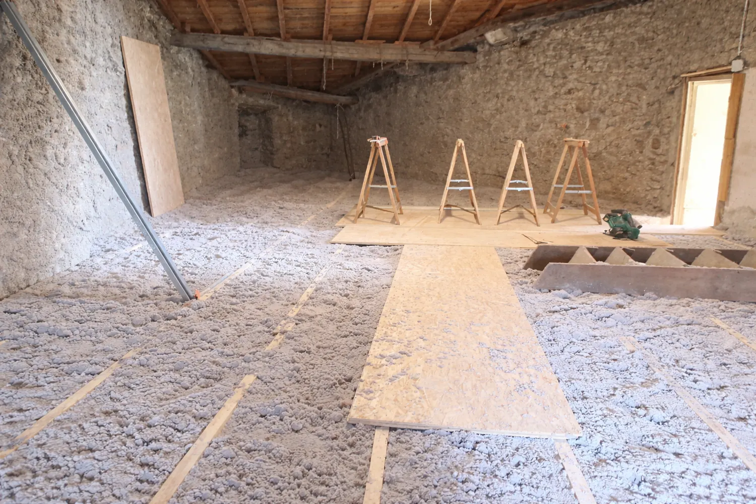 Avant travaux dans des combles à rénover par Isovergne