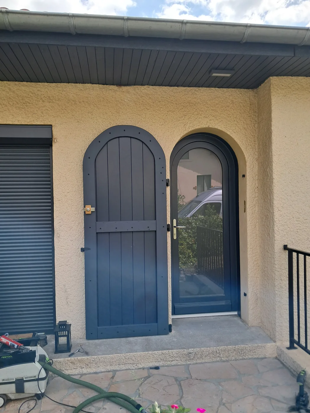 Volet battant en bois sur mesure ouvert sur une façade de maison