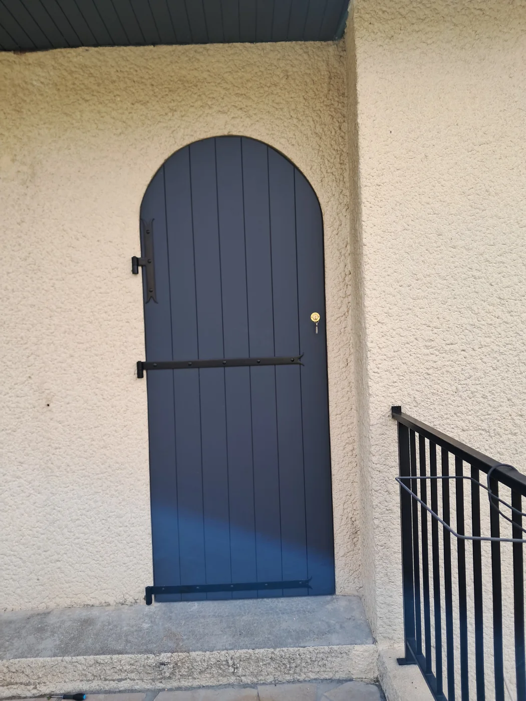Volet battant bois sur mesure fermé avec serrure et pentures noires