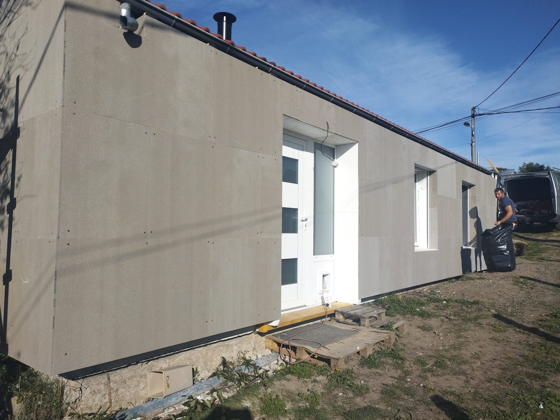 Façade avec panneaux isolants et nouvelles menuiseries